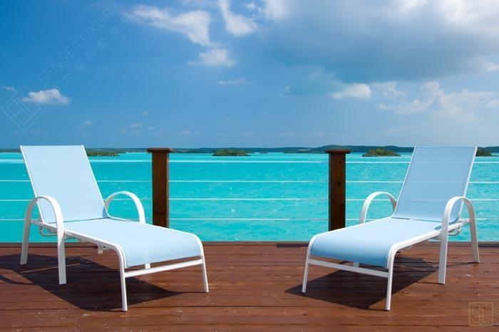 加勒比特克斯和凯科斯群岛棕榈树别墅躺椅