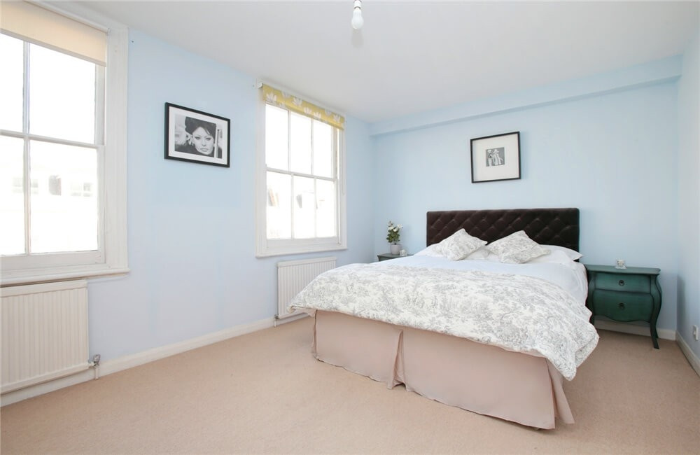 House With Hidden Flat - Photo 8