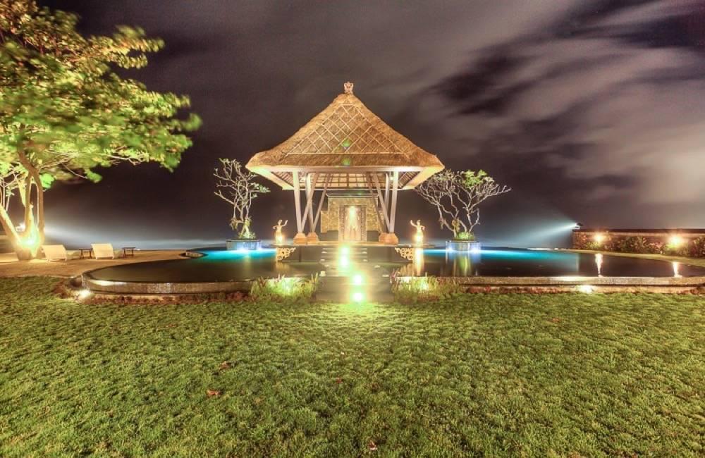 巴厘岛沙努尔海滩豪华海洋别墅庭院夜景
