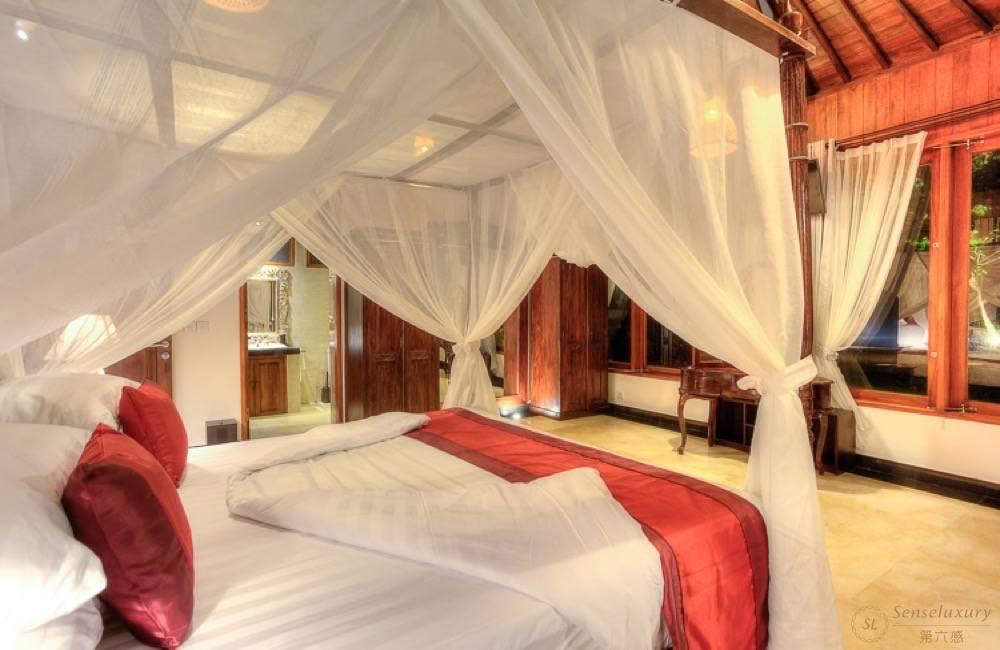 巴厘岛沙努尔海滩豪华海洋别墅卧室