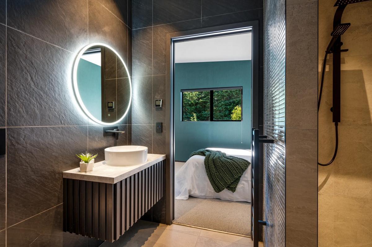 Riverbank Luxury - Photo 36