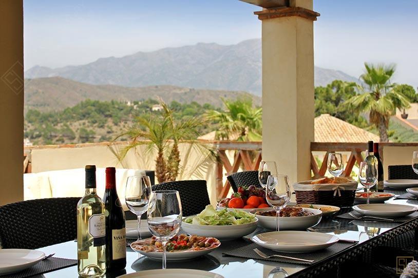 西班牙太阳海岸圣彼得别墅餐桌上的美食
