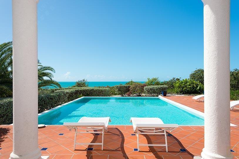 加勒比特克斯和凯科斯群岛制高点别墅泳池
