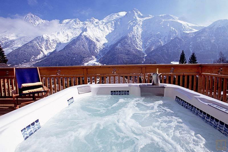 法国夏蒙尼赛丽娜别墅能看到雪景的私人温泉