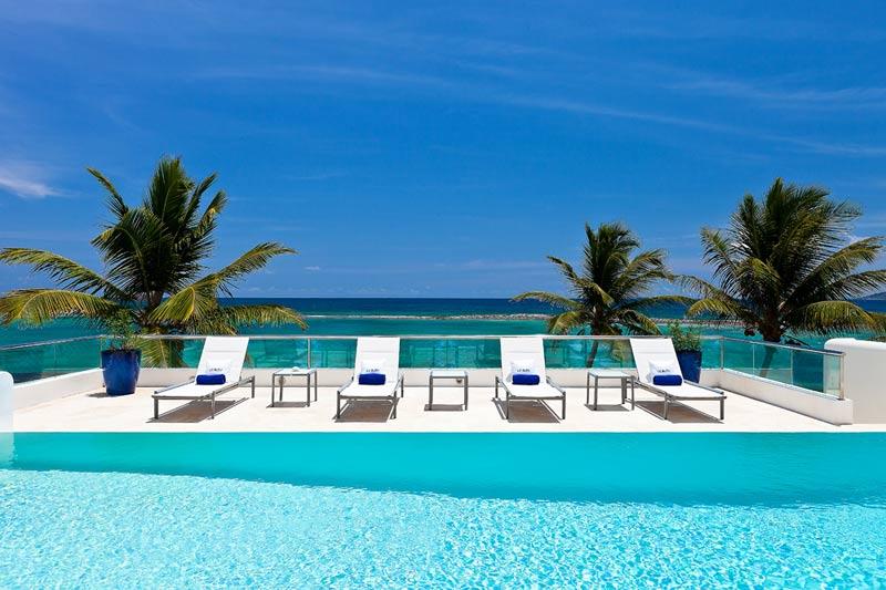 加勒比安圭拉蓝天海岸躺椅