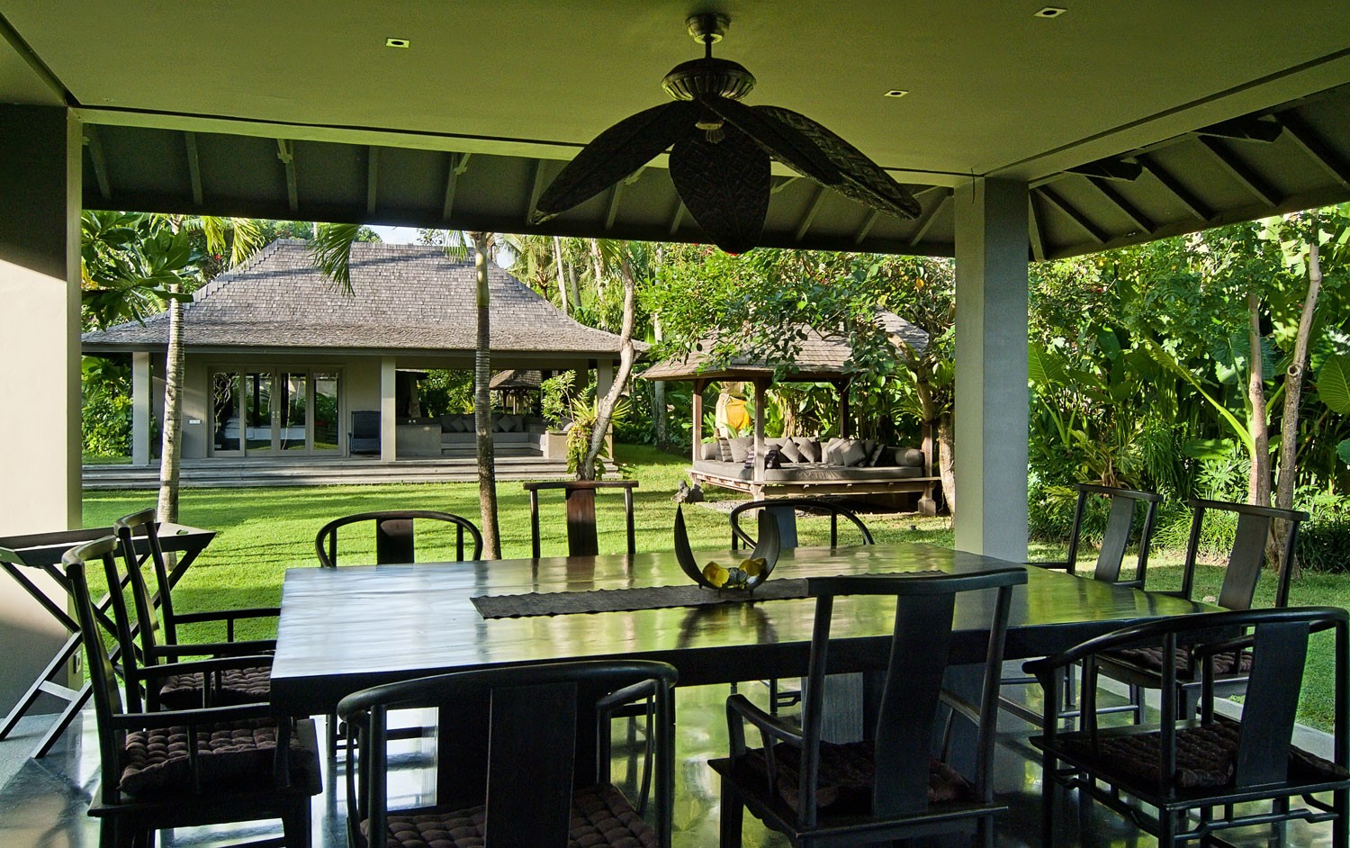 印尼巴厘岛超人别墅户外餐厅