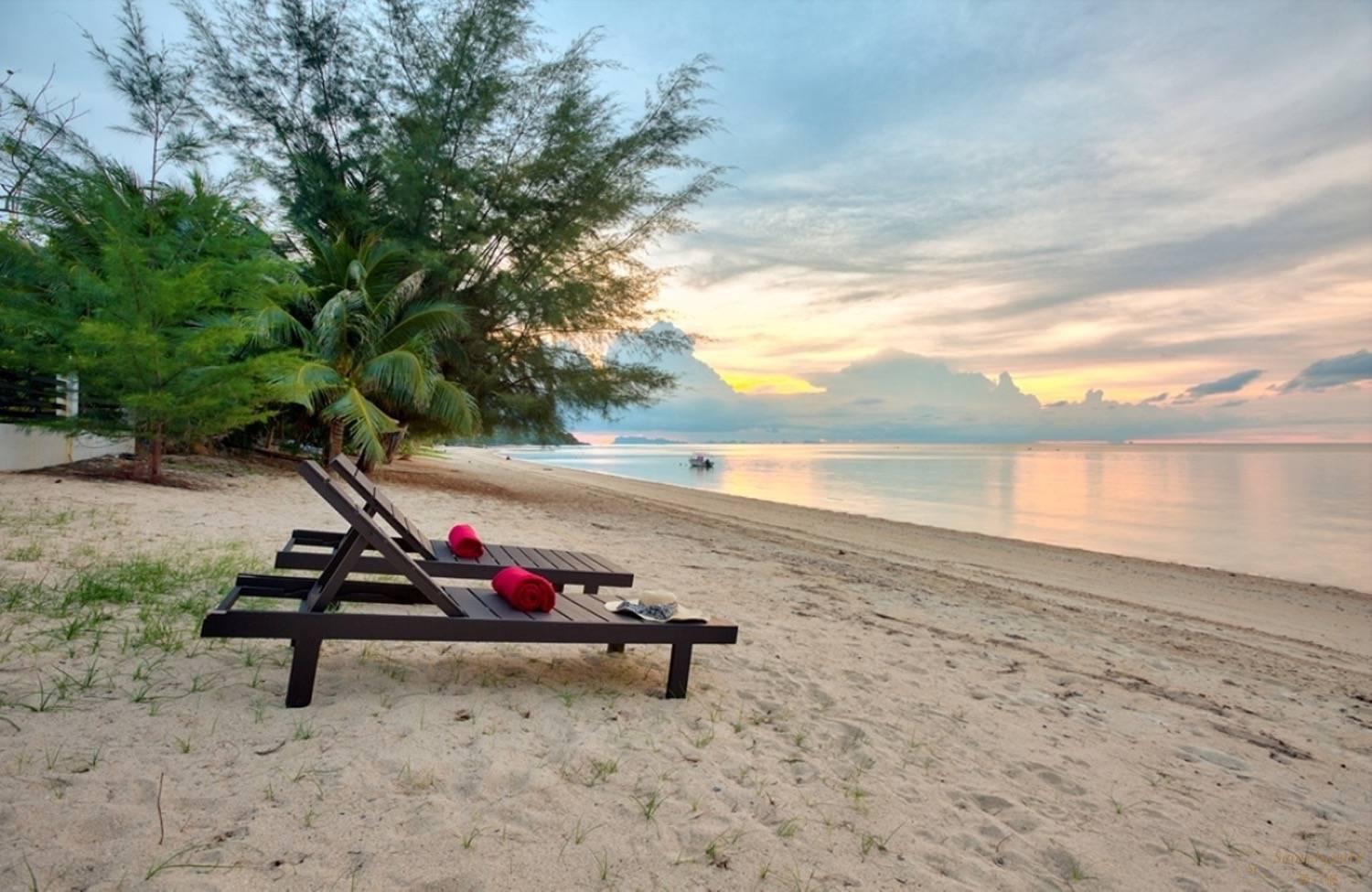 泰国苏梅岛安慕乐海滨别墅海滩躺椅