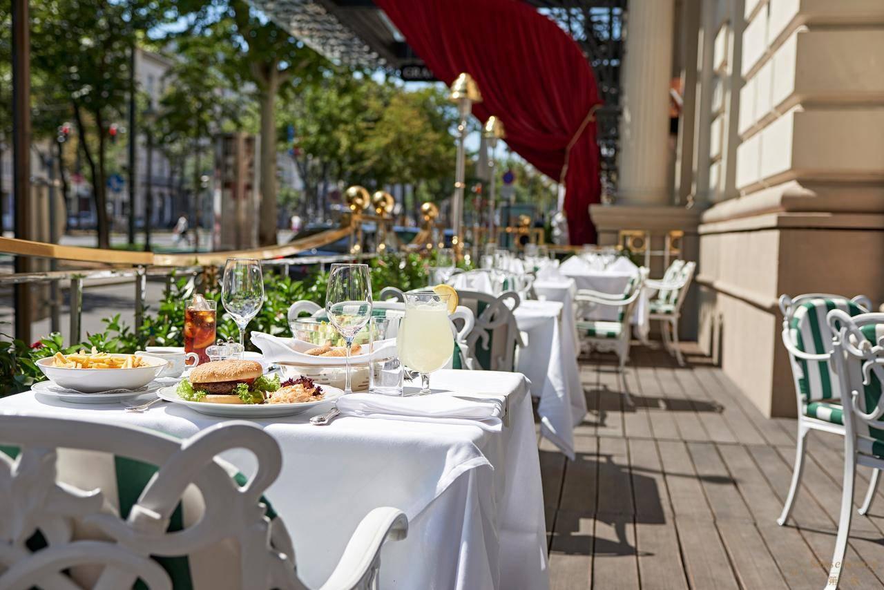 维也纳大酒店 —— 室外餐厅