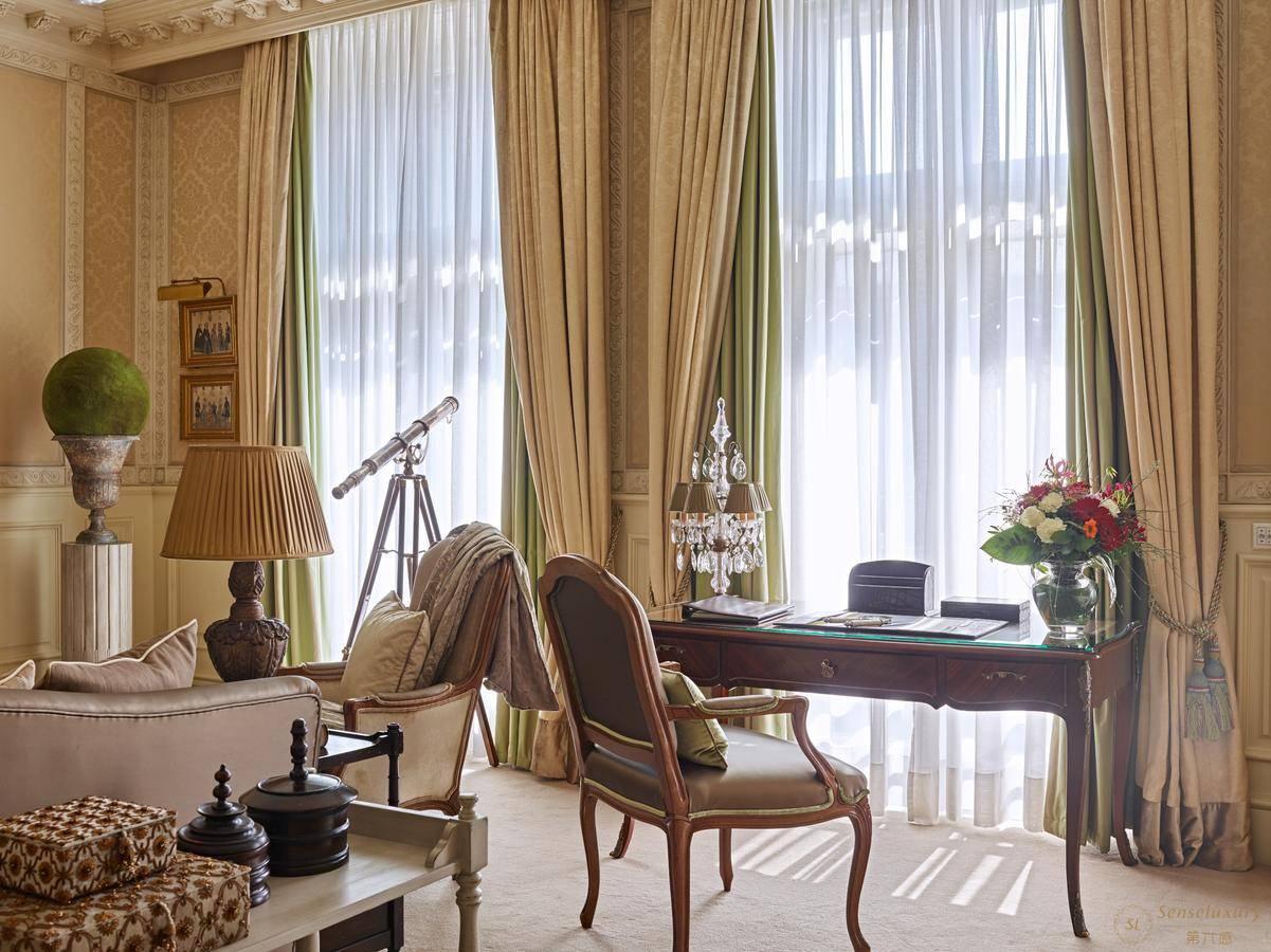 维也纳大酒店 —— 书桌
